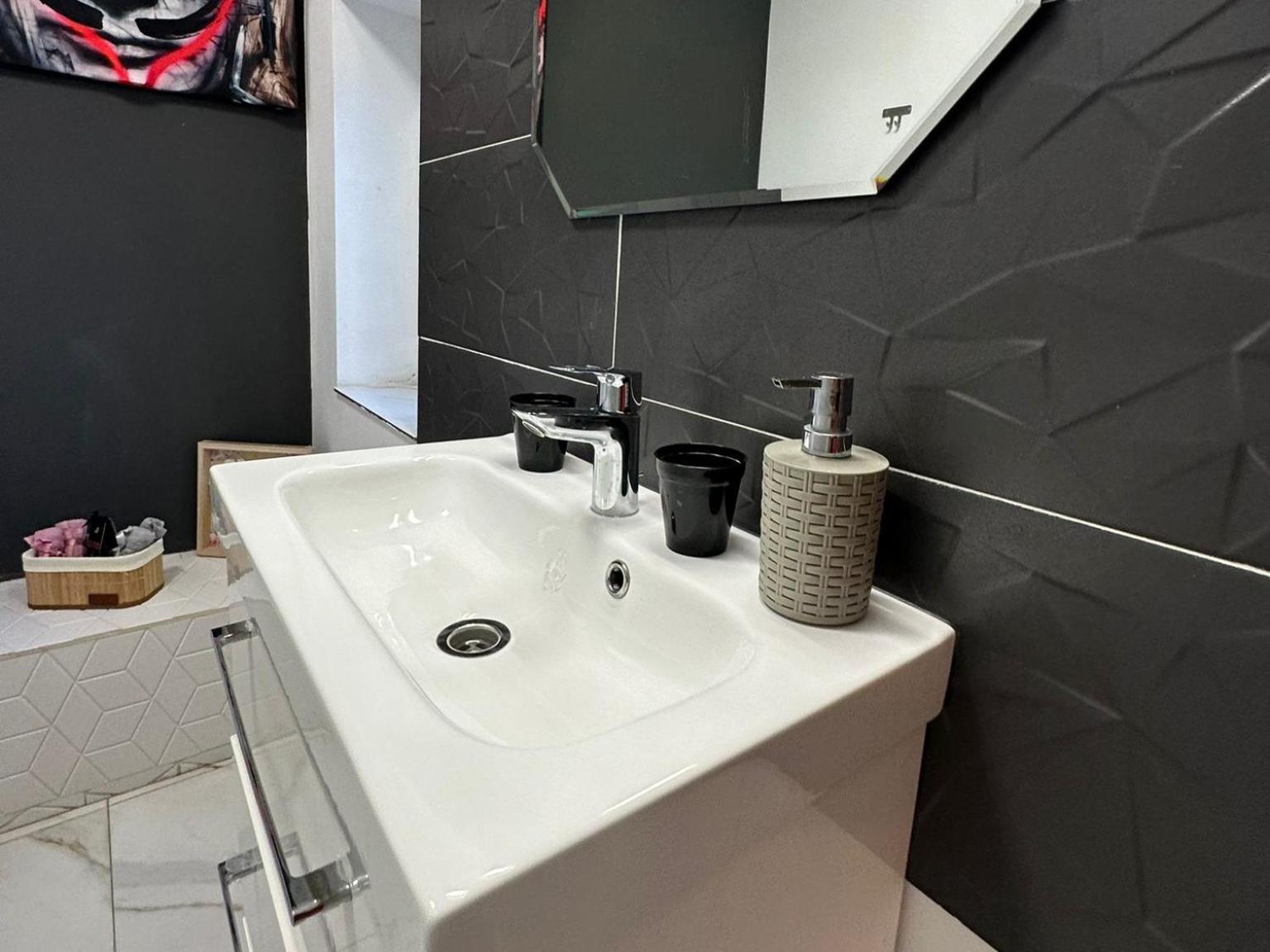 The Fame - Modern Studio In Top Location & Parking 크라이오바 외부 사진